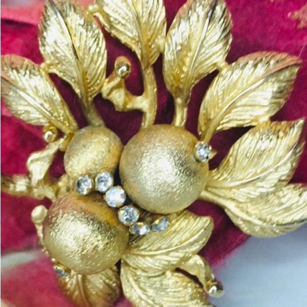 Vintage Midcentury Modern Coro Gold Toned Rhinestone Leaf Brooch